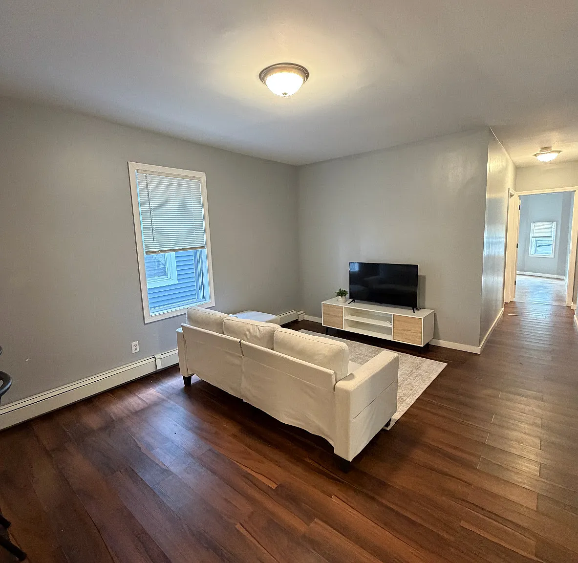 4 bed, 1.0 bath, 3936 sqft, $2,400 — Photo 2