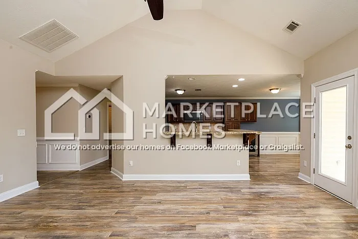 2467 Newbury Ave — Photo 8
