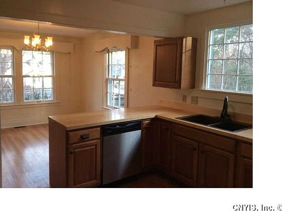 3rd image of 412 Brooklea Dr