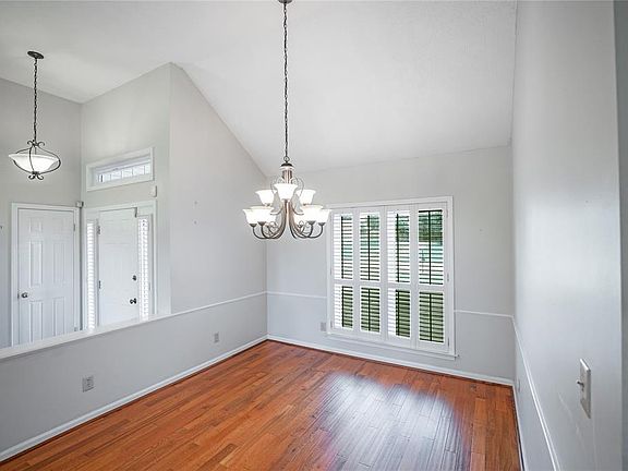 4th image of 2732 Fair Oaks Dr