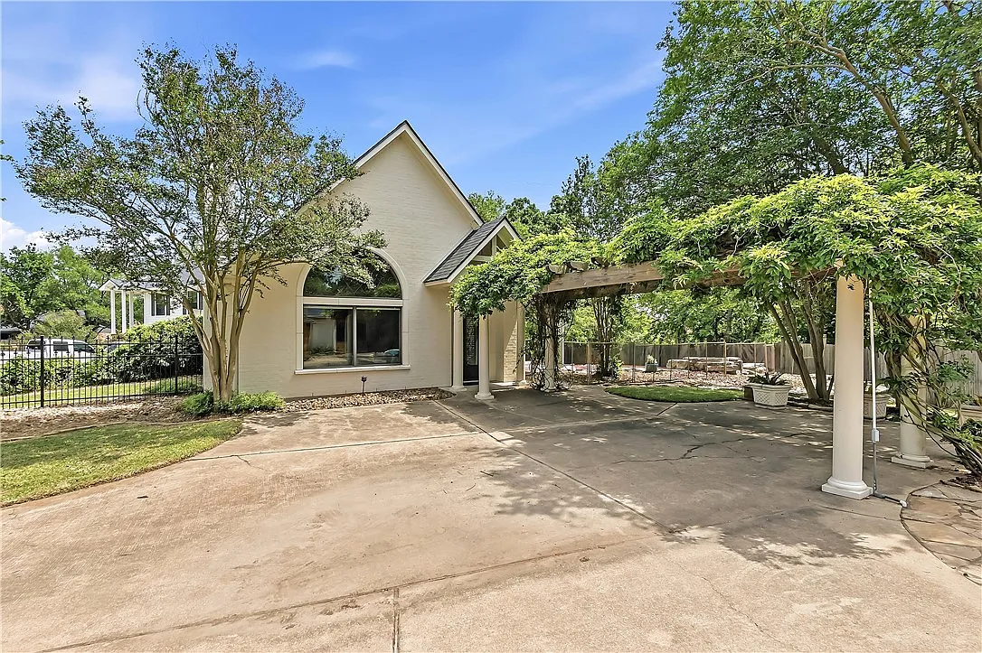 6 bed, 4.5 bath, 4080 sqft, $3,800 — Photo 4