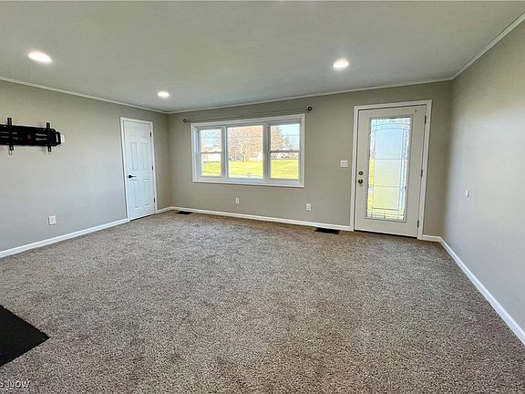 4th image of 121 Greeley St