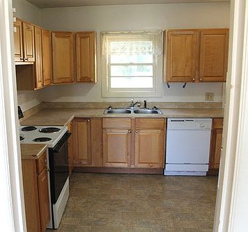 3rd image of 3136 SE Sellwood St
