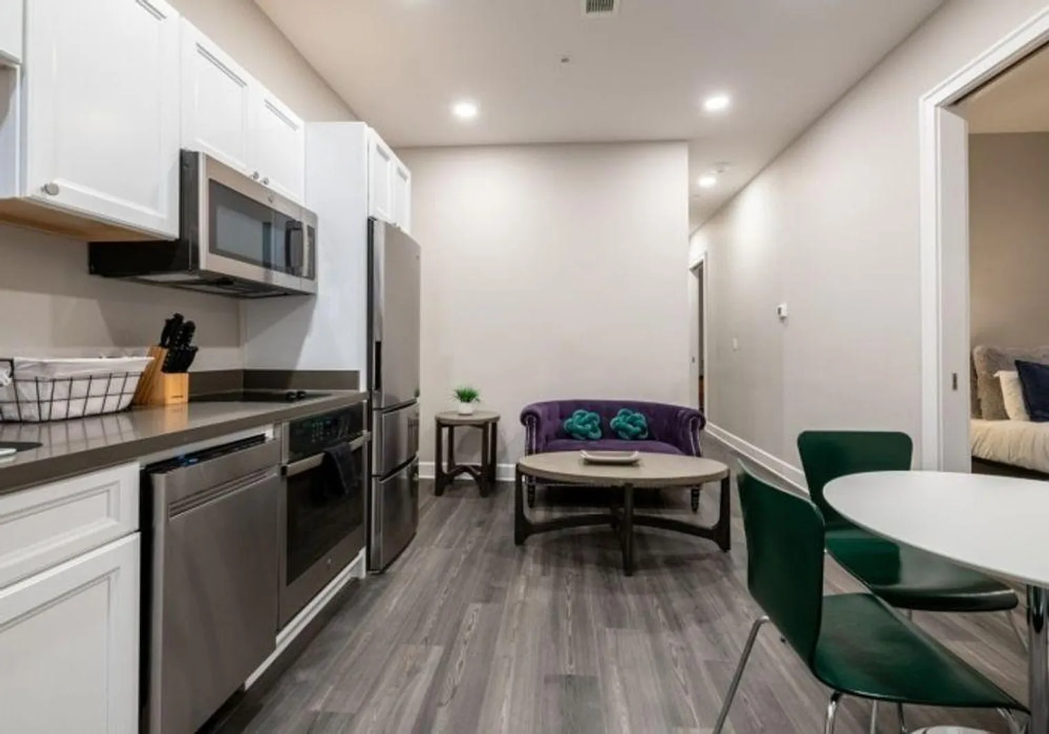 3 bed, 3.0 bath, 505 sqft, $10,710 — Photo 3