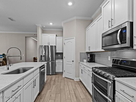 5th image of 337 NARVAREZ Avenue