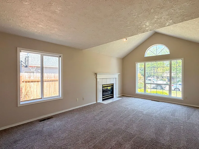 7349 Oneil Rd NE — Photo 5