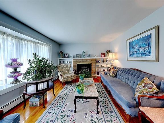 4th image of 81 Maplewood Dr