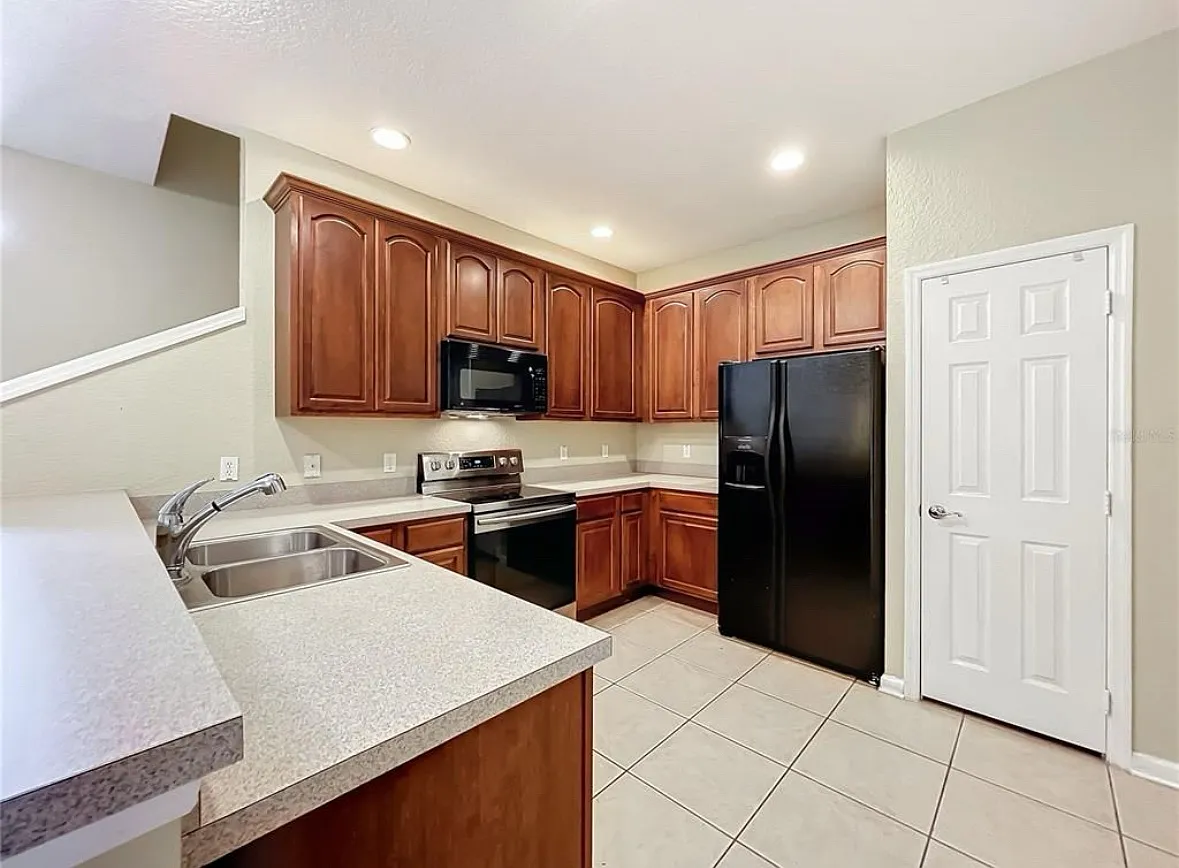 3 bed, 1824 sqft, $2,400 — Photo 1