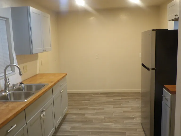1716 N Jordan Ave — Photo 7