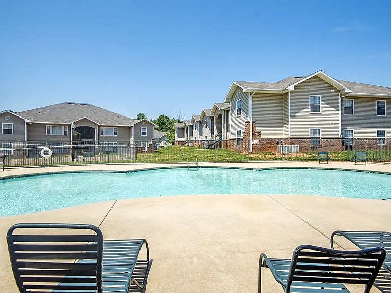 Laurel Pointe — Photo 1