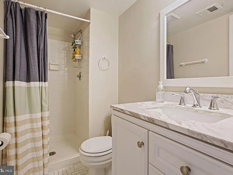 1225 Michigan Ct — Photo 7