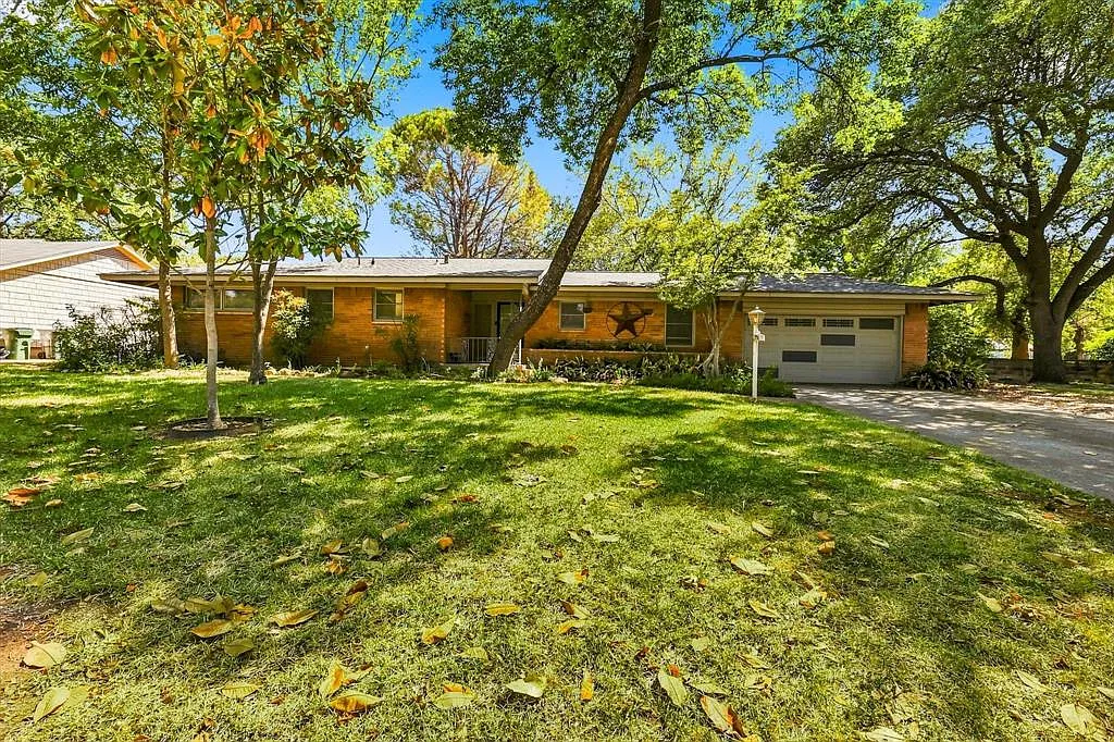 3 bed, 2.0 bath, 1340 sqft, $1,900 — Photo 2