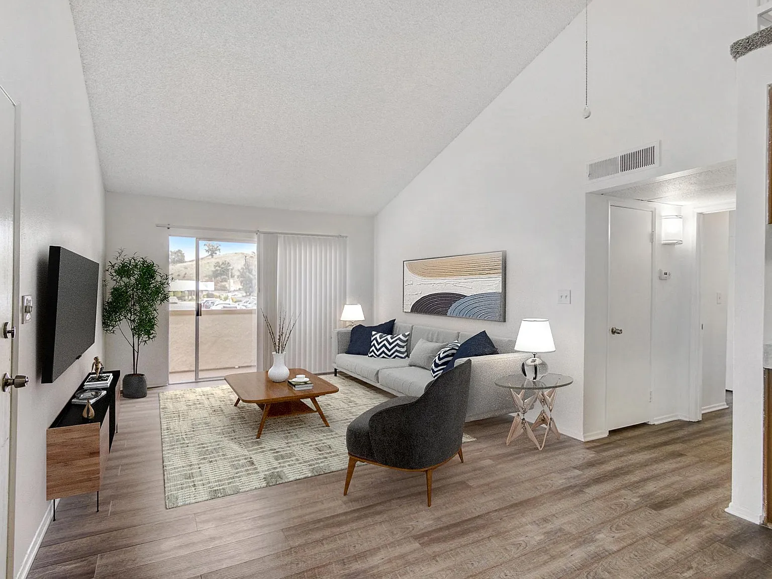 Las Flores Apartments — Photo 4