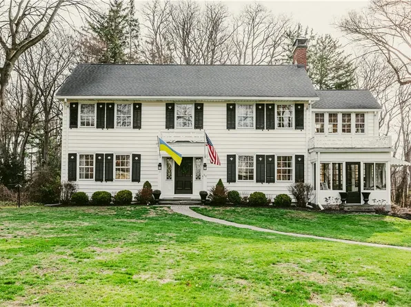 30 Harwood Ln, East Rochester, NY 14445