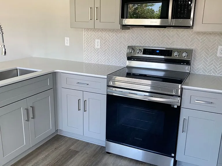 81 N Meade St — Photo 3