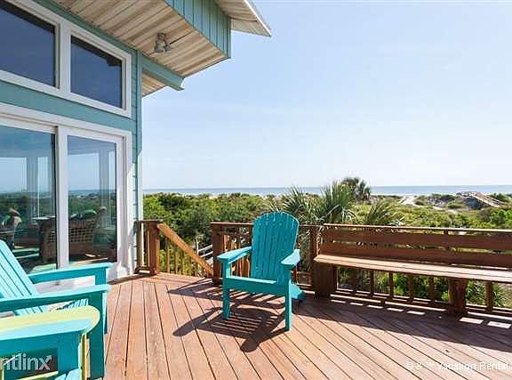 The 2nd floor waraparound deck with sweeping ocean views