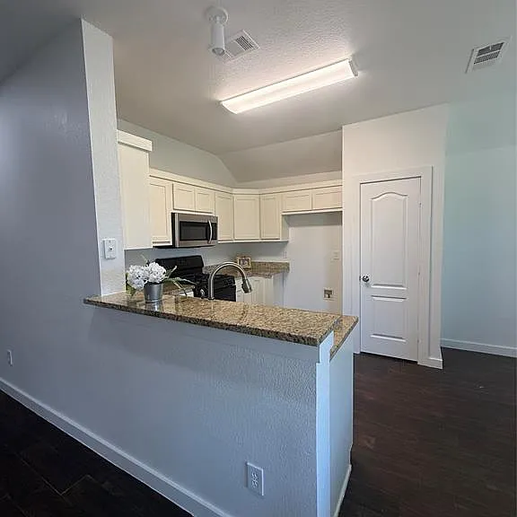 310 Millstone Dr — Photo 3