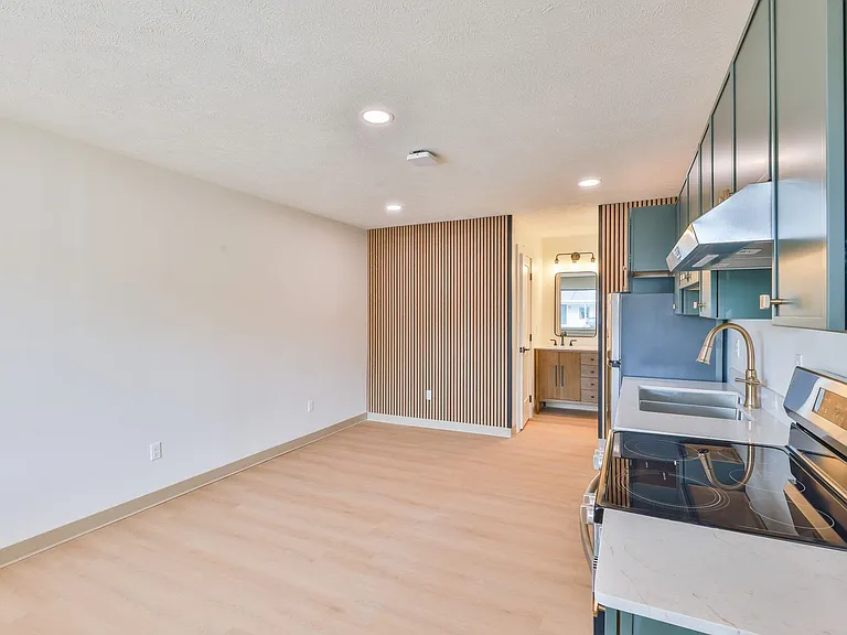 551 Elm St #4 — Photo 4