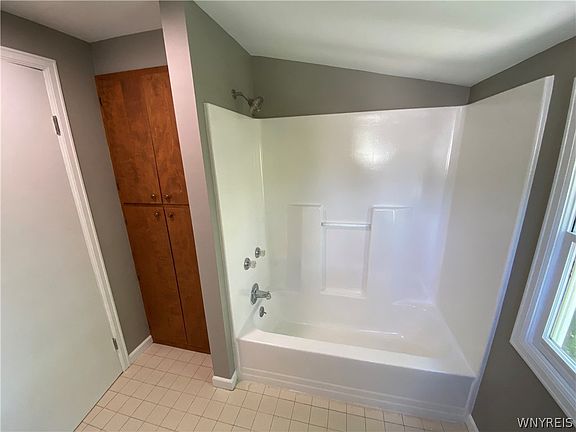 4th image of 12 Sudbury Ln