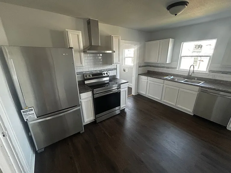 1742 Victoria St — Photo 5