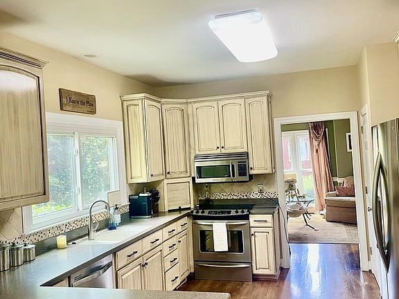 3rd image of 2704 N Highlands Dr