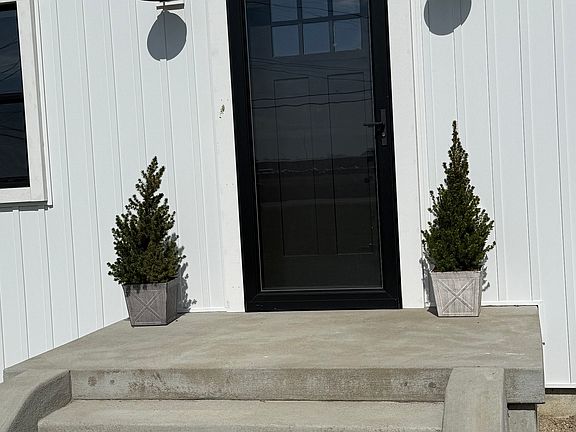 3rd image of 2492 Cincinnati Brookville Rd