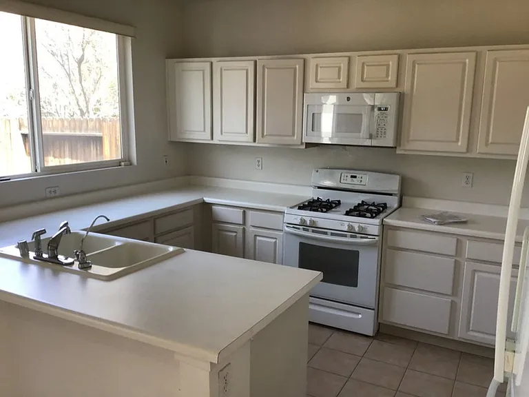 4055 Laurel Park Way — Photo 5