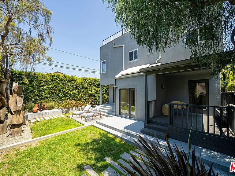 929 Dickson St — Photo 31