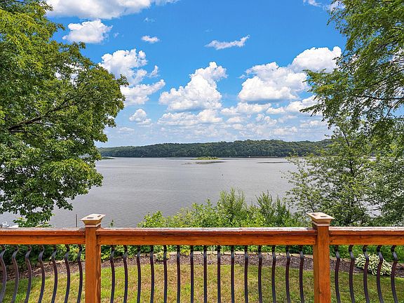3rd image of 118 Lakeside Dr