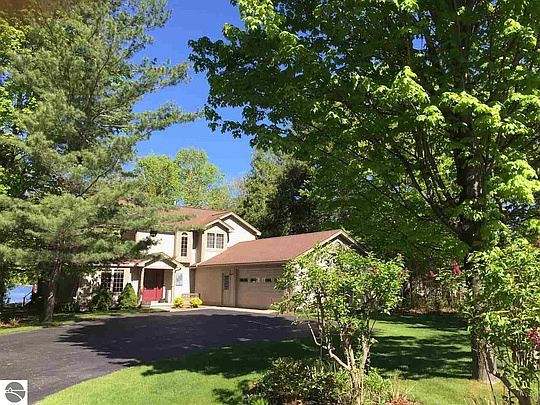 1st image of 450 Scott Ct