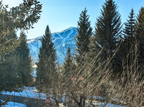 400 Fairway Loop, Sun Valley, ID 83353