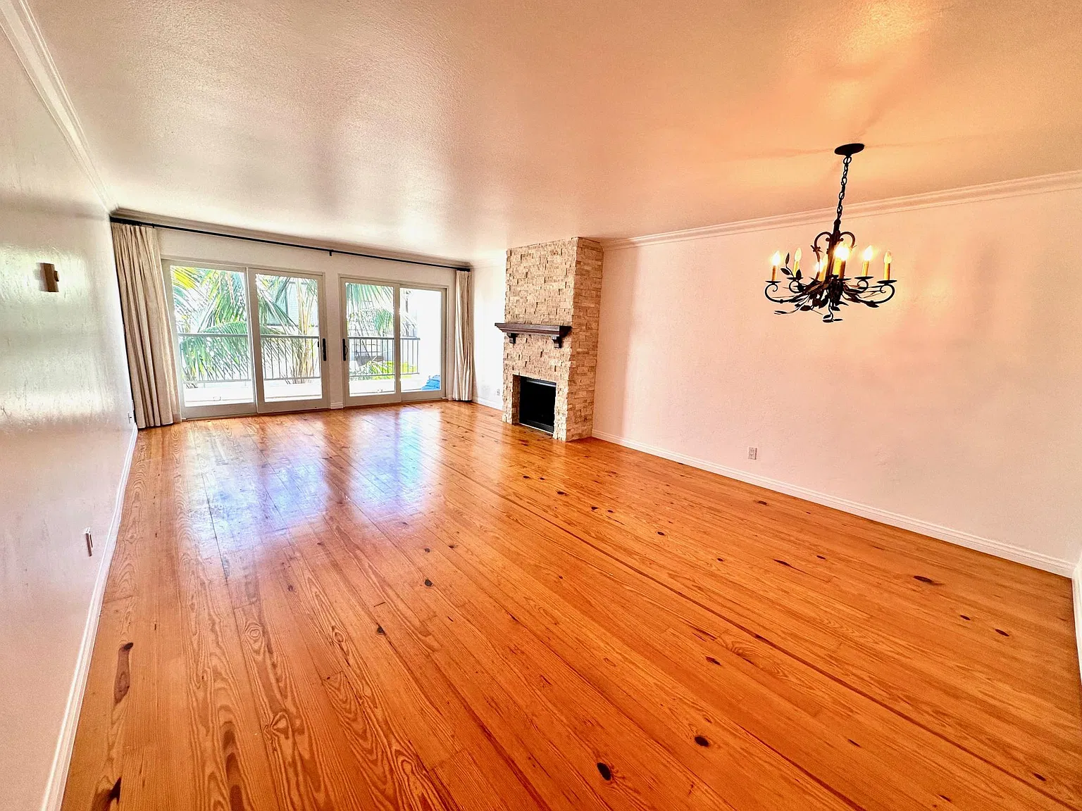 3 bed, 1400 sqft, $6,200 — Photo 2