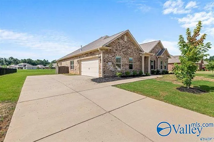 4 bed, 2.0 bath, 2508 sqft, $2,495 — Photo 1