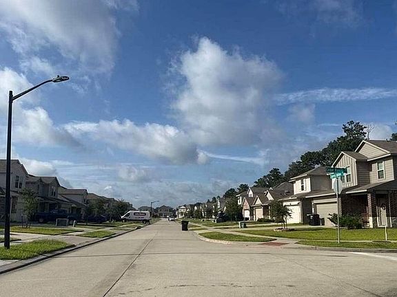 Exterior Neighborhood (street photo)