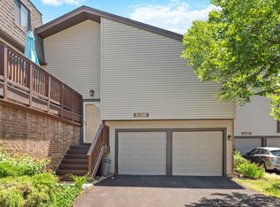 3S319 Briarwood Dr, Warrenville, IL 60555