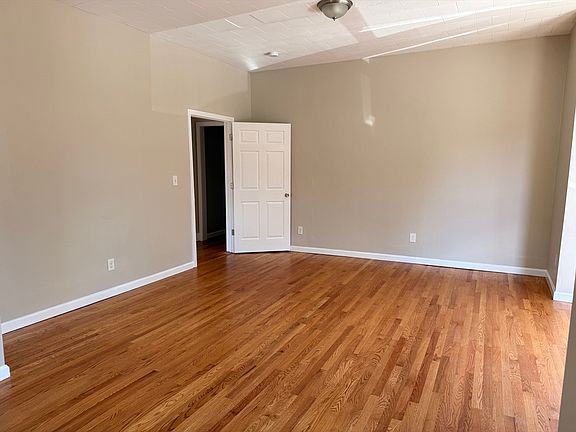 3rd image of 28 Washington St