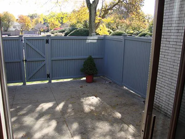 1017 W Roxbury Pkwy — Photo 5