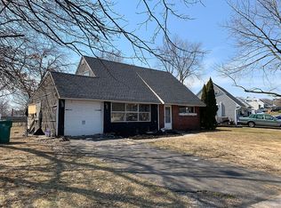 62 Begonia Ln, Levittown, PA 19054