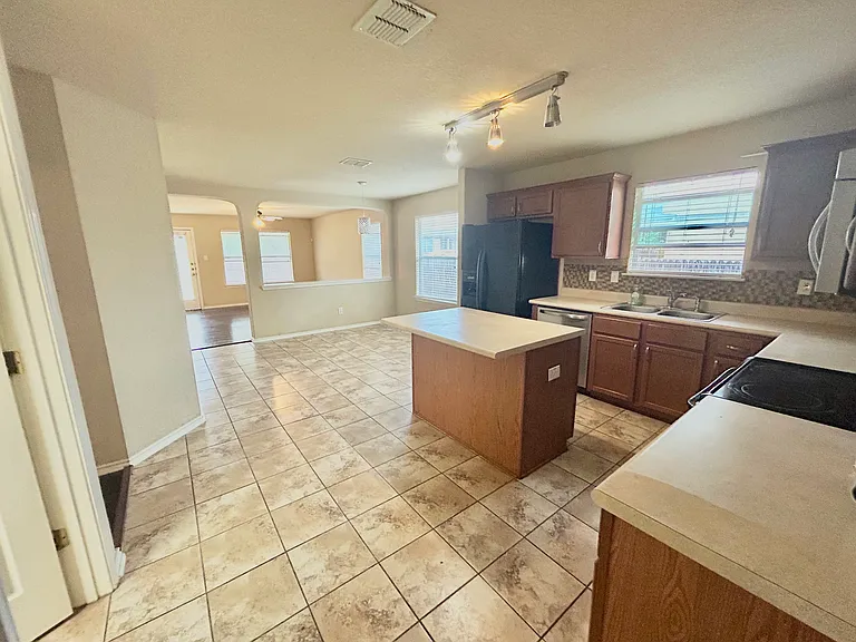 333 Diana Dr — Photo 14