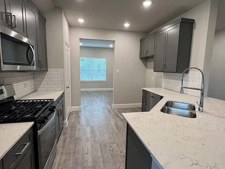 725 Amalfi Way — Photo 13