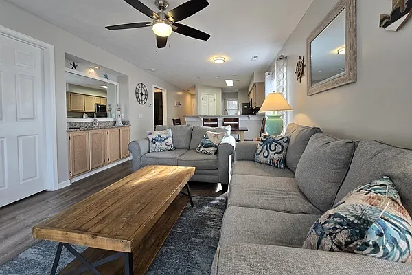 2 bed, 896 sqft, $1,600 — Photo 2