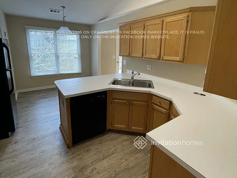 560 Heathgate Dr — Photo 6