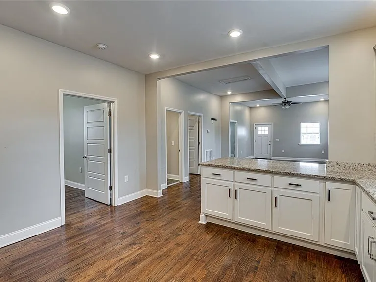 2425 Chamberlain Ave — Photo 11