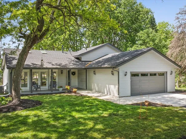 11602 Bend River Rd, Roscoe, IL 61073