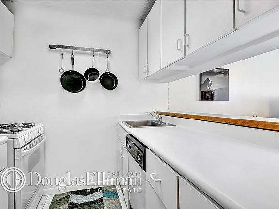 2nd image of 275 W 96th St APT 33C