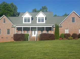 1906 Ridge Oaks Ct, Oak Ridge, NC 27310