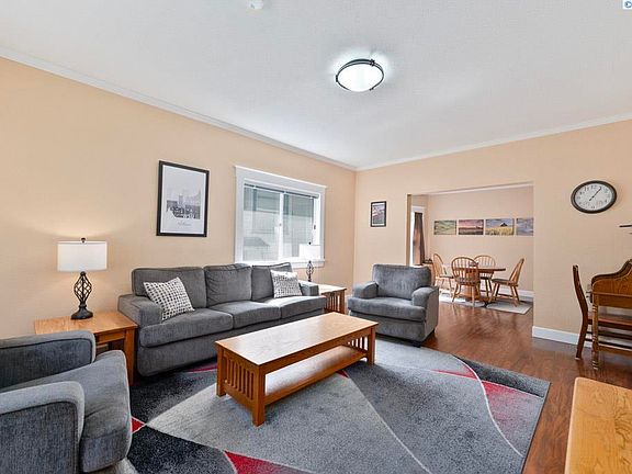 3rd image of 1015 NE Lake St