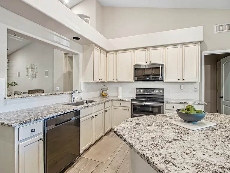 680 N Cordoba Ave — Photo 30
