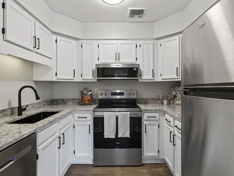 1040 Spotswood Ave — Photo 3