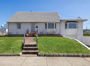 2 Meadow Dr, Albertson, NY 11507